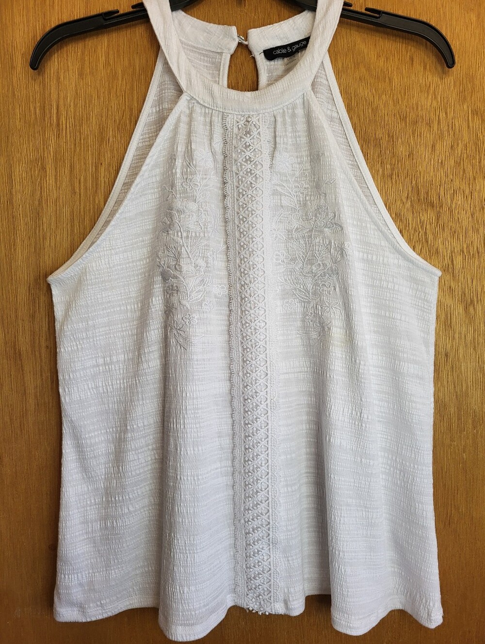 Cable & Gauge White Embroidered Floral Pattern Halter Tank, Key Hole Button. Lrg